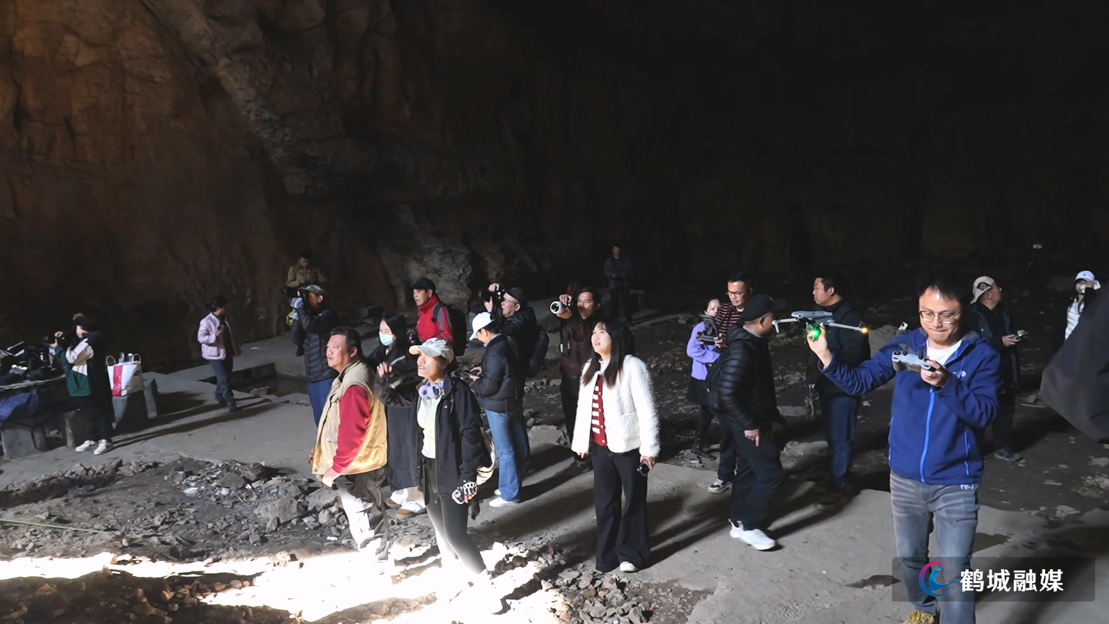 黄岩金鸡洞:“光瀑”奇景引客来 免费探秘成热门打卡地.mp4_20251229_162004.031.jpg 黄岩金鸡洞:“光瀑”奇景引客来 免费探秘成热门打卡地.mp4_20251229_162004.031.jpg