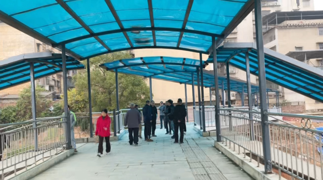 新改建的便民通道让群众出行无忧。.png