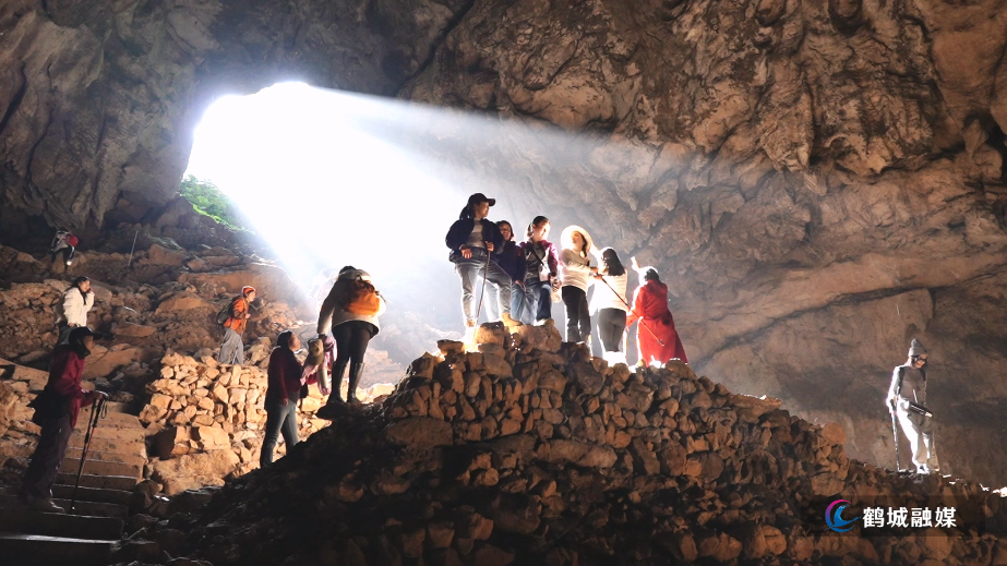 黄岩金鸡洞:“光瀑”奇景引客来 免费探秘成热门打卡地.mp4_20251229_161949.352.jpg 黄岩金鸡洞:“光瀑”奇景引客来 免费探秘成热门打卡地.mp4_20251229_161949.352.jpg