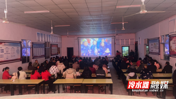 2025年12月27日晚，在油榨头社区开展”家门口看湘超  居民乐享足球盛宴“活动1.jpg