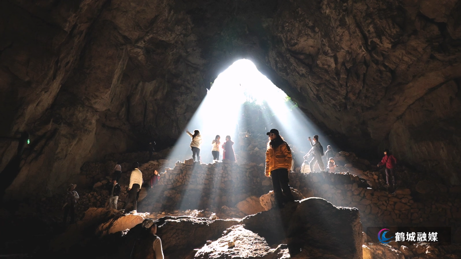 黄岩金鸡洞:“光瀑”奇景引客来 免费探秘成热门打卡地.mp4_20251229_161945.920.jpg 黄岩金鸡洞:“光瀑”奇景引客来 免费探秘成热门打卡地.mp4_20251229_161945.920.jpg