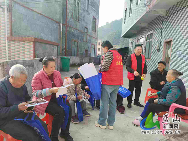 犁头瑶族乡扎实开展医保入户宣传 筑牢民生保障防线.jpg