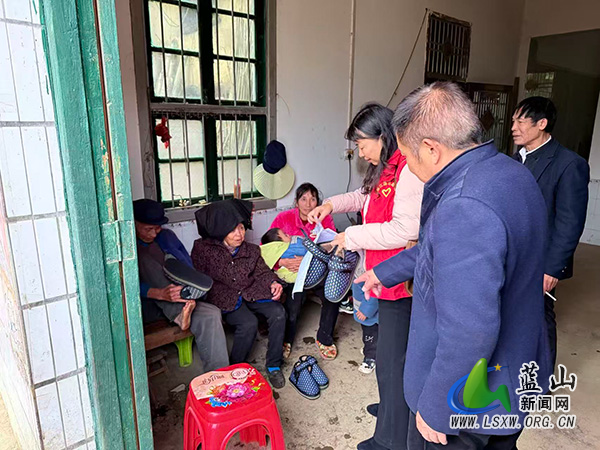 湘江源瑶族乡高源村:寒冬送暖入家门 棉鞋温情暖民心.jpg 湘江源瑶族乡高源村:寒冬送暖入家门 棉鞋温情暖民心.jpg