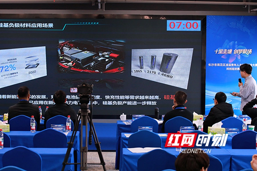 青创赛里看雨花：跨洋打“飞的”8小时，只为8分钟路演