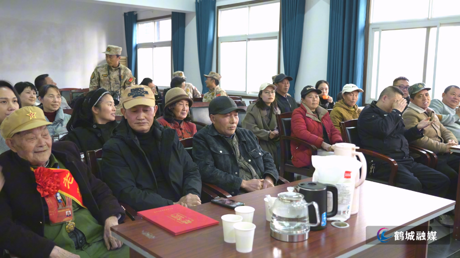 鹤城区城中街道团结村:老班长捐赠珍贵军事文物 红色基因薪火相传.mp4_20251231_165511.098.jpg 鹤城区城中街道团结村:老班长捐赠珍贵军事文物 红色基因薪火相传.mp4_20251231_165511.098.jpg