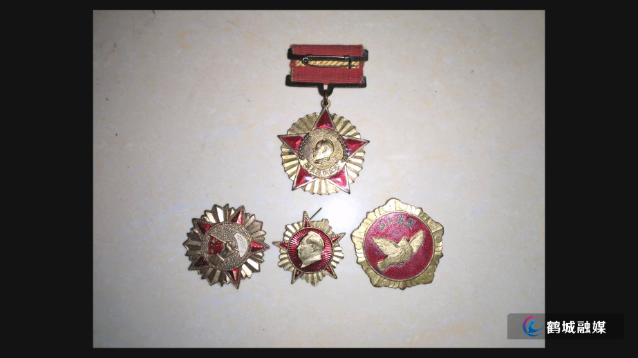 鹤城区城中街道团结村:老班长捐赠珍贵军事文物 红色基因薪火相传.mp4_20251231_165423.186.jpg 鹤城区城中街道团结村:老班长捐赠珍贵军事文物 红色基因薪火相传.mp4_20251231_165423.186.jpg