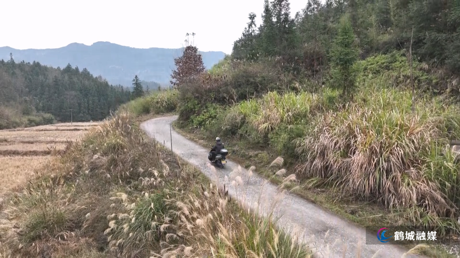 “外卖校长”杨浩:26公里山路 送一份热腾腾的坚守.mp4_20251231_171503.520.jpg “外卖校长”杨浩:26公里山路 送一份热腾腾的坚守.mp4_20251231_171503.520.jpg