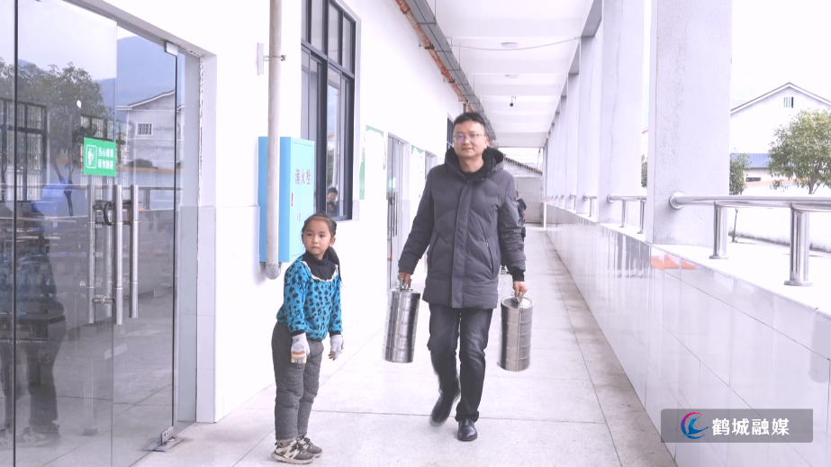 “外卖校长”杨浩:26公里山路 送一份热腾腾的坚守.mp4_20251231_171621.360.jpg “外卖校长”杨浩:26公里山路 送一份热腾腾的坚守.mp4_20251231_171621.360.jpg