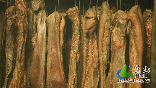 浆洞瑶族乡：古法熏制焕生机 瑶乡腊肉飘南北.mp4_20251230_145703.342.jpg
