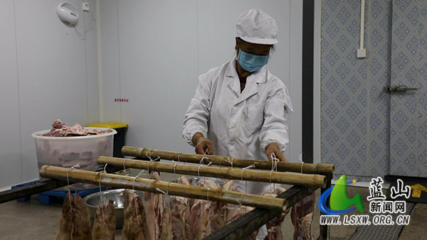 浆洞瑶族乡：古法熏制焕生机 瑶乡腊肉飘南北.mp4_20251230_145449.038.jpg