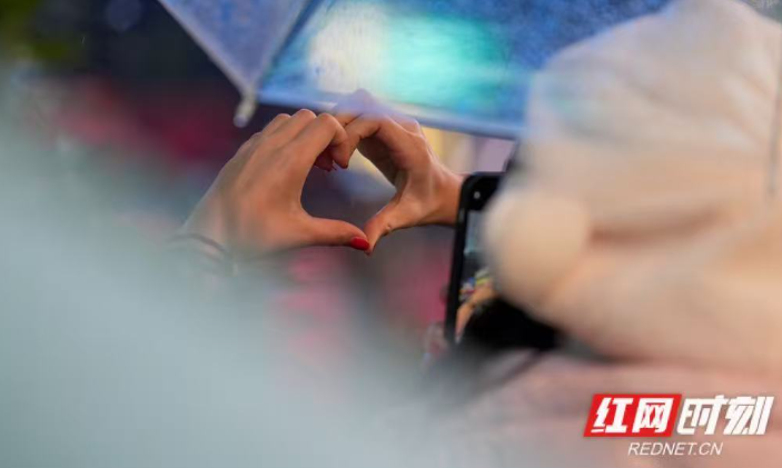 组图丨雨中迎新年，长沙跨年夜人气不减