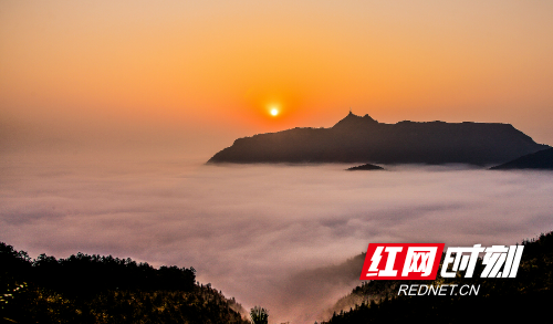 3.山 飞山日出 辜兴平摄.jpg