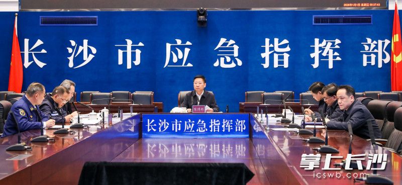 在市应急指挥中心，陈博彰现场连线调度全市应急值班值守。