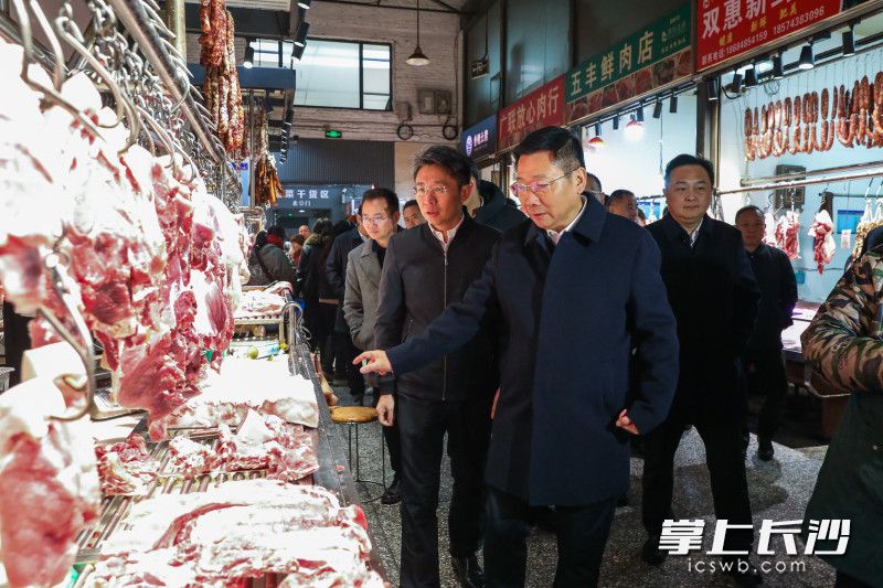 陈博彰在锦尚生鲜市场检查市场保供稳价、食品安全监管工作。均为长沙晚报全媒体记者 董阳 摄