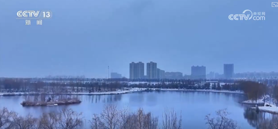 多地新年迎降雪 各部门协同除冰铲雪保畅通护航百姓游玩安全