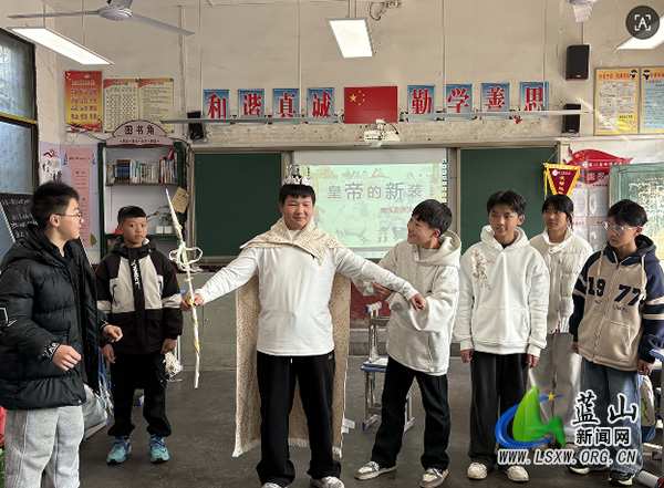 蓝山县塔峰中学上演音乐剧《皇帝的新装》.jpg 蓝山县塔峰中学上演音乐剧《皇帝的新装》.jpg