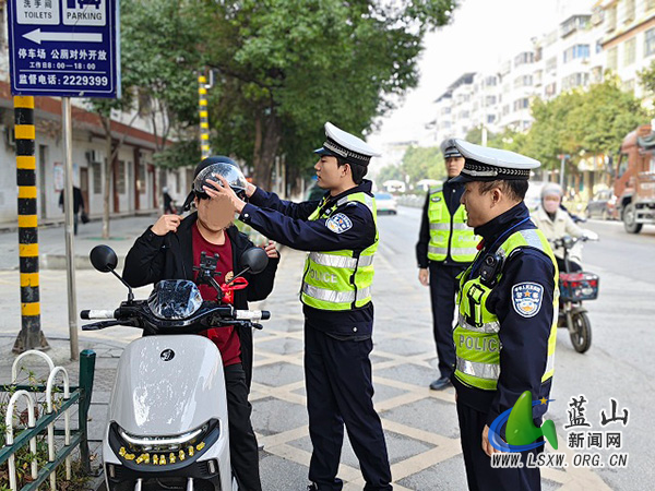 蓝山公安交警：用始终如一的坚守 保障道路安全畅通.jpg