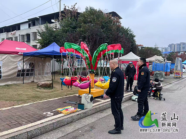 蓝山：元旦期间不打烊 规范市容保畅通.jpg