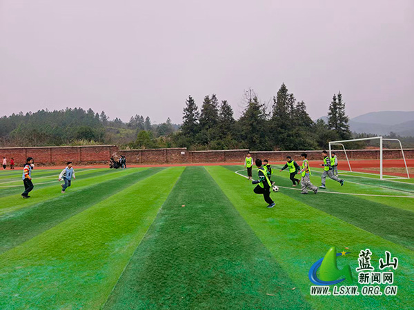 土市学校：校园足球大作战 小球员“趣”嗨绿茵场.jpg