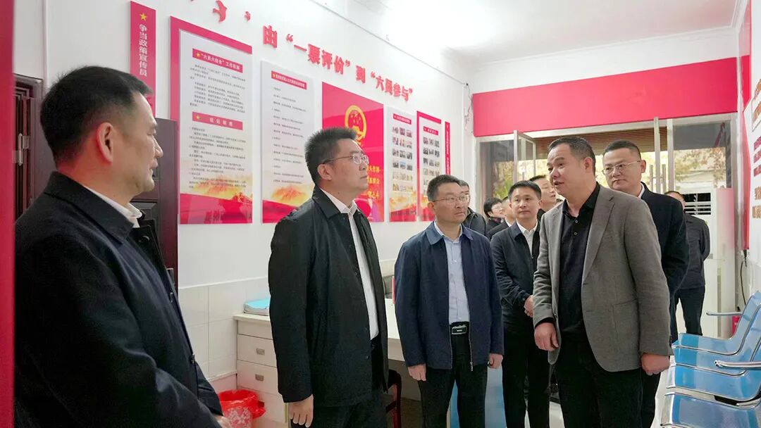 岳阳县委书记肖湘晖(左二)在基层社会治理代表联络站参加代表小组活动，县人大常委会主任周峰(左三)参加。.jpg