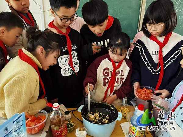 太平学校开展“舌尖上的劳动”实践活动.jpg