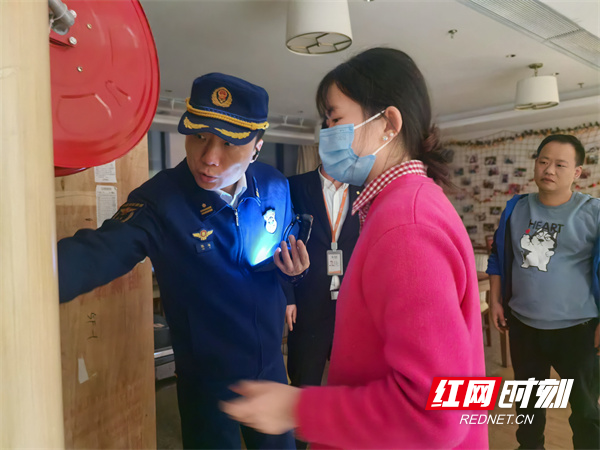 岳麓大队开展消防安全集中夜查.jpg 岳麓大队开展消防安全集中夜查.jpg
