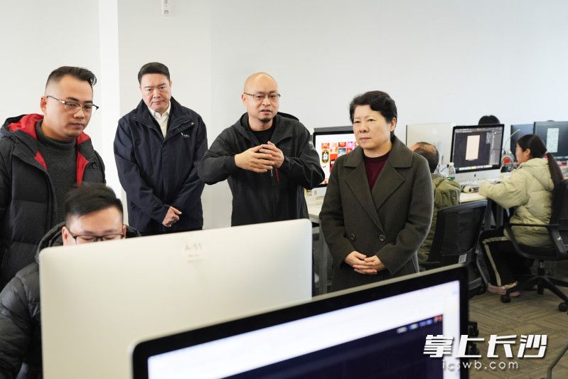 1月5日,省委常委、市委书记吴桂英深入园区企业、创新平台,专题调研人工智能产业发展情况,走进湖南云上栏山数据服务有限公司。 1月5日,省委常委、市委书记吴桂英深入园区企业、创新平台,专题调研人工智能产业发展情况,走进湖南云上栏山数据服务有限公司。