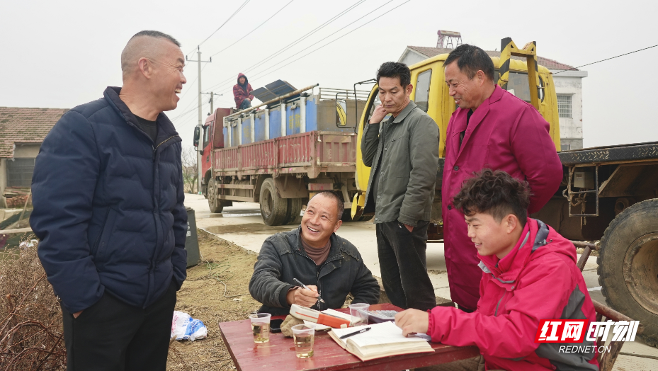 称重计数处 养殖户和收购商笑着交谈.jpg