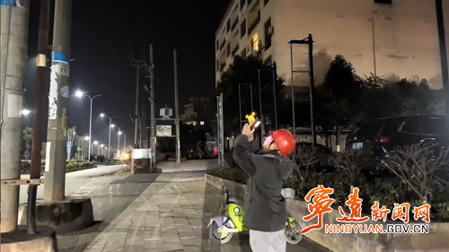 宁远电力:迎峰度冬保供电 夜间测温护安全_副本500.jpg 宁远电力:迎峰度冬保供电 夜间测温护安全_副本500.jpg