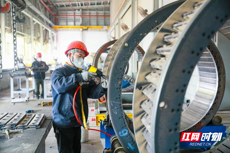 湖南新田:开足马力忙生产 力争新年“开门红”05_.jpg