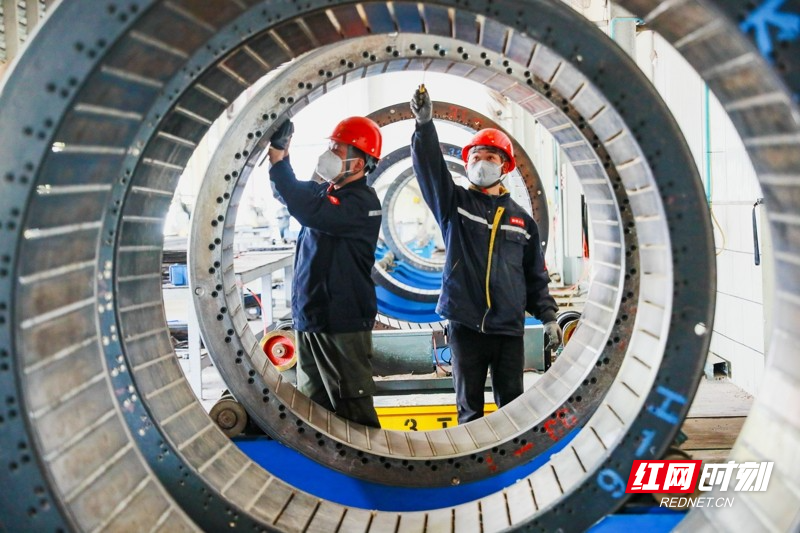 湖南新田:开足马力忙生产 力争新年“开门红”04_.jpg