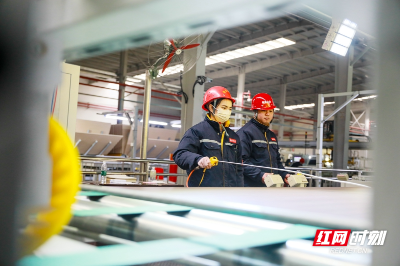 湖南新田:开足马力忙生产 力争新年“开门红”07_.jpg