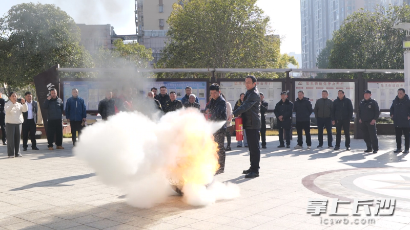 灭火实操训练。