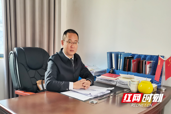 两丫坪镇党委书记 肖斌.jpg 两丫坪镇党委书记 肖斌.jpg