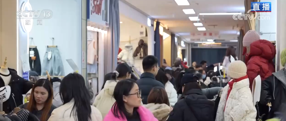 国潮点亮“年经济”服装消费热力足 “新中式”走俏马年主题配饰热销