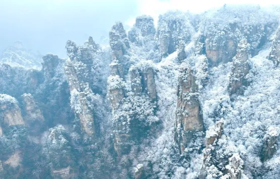 “峰林冰雪”奇观迎客来 张家界武陵源迎新年冰雪热