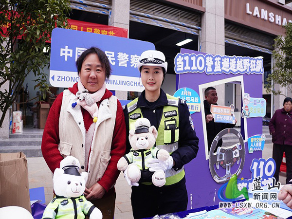 当“警察节”邂逅越野赛 蓝山公安交警的别样“警”色.jpg 当“警察节”邂逅越野赛 蓝山公安交警的别样“警”色.jpg