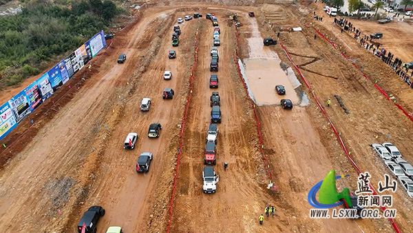 我县引擎轰鸣引客来 箱包走俏促消费1.jpg