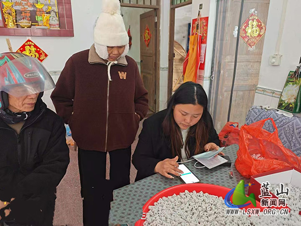 所城镇:靠前服务破解“缴费难” 上门为山区老人代缴医保.jpg 所城镇:靠前服务破解“缴费难” 上门为山区老人代缴医保.jpg