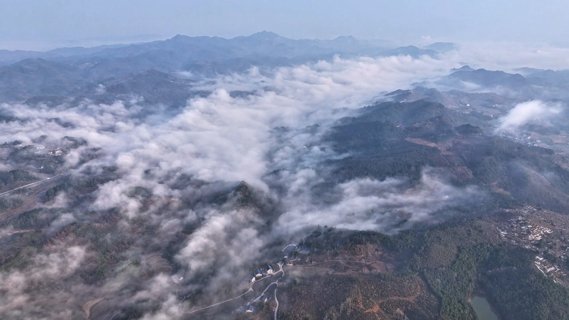 中方县：平流雾绘就山川诗意画卷