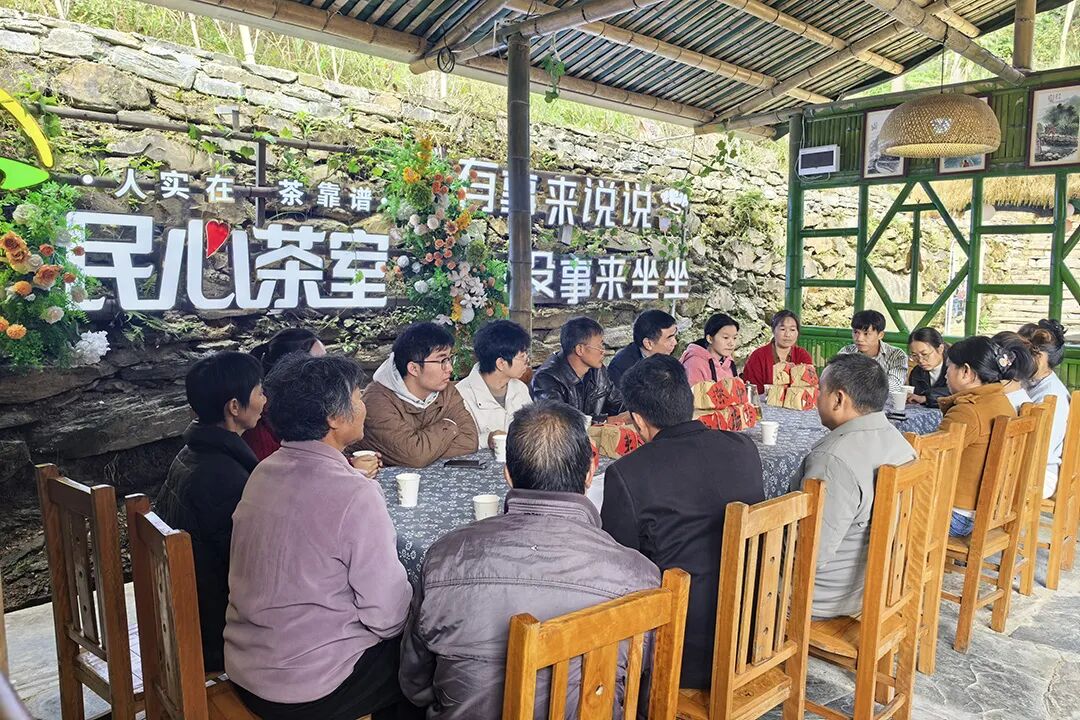 2025年10月23日,一场“民心茶话会”在奉家镇渠江源村无二冲“民心茶室”召开.jpg