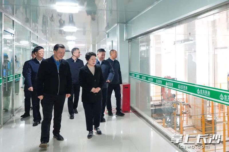 1月13日，省委常委、市委书记吴桂英在望城区调研特色农业及文旅体融合发展，来到湖南金浩粮油工业有限公司。