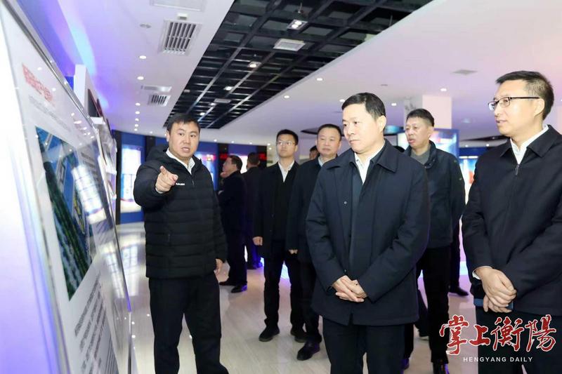 ▲1月13日上午,刘中杰在衡阳瑞达电源有限公司调研。