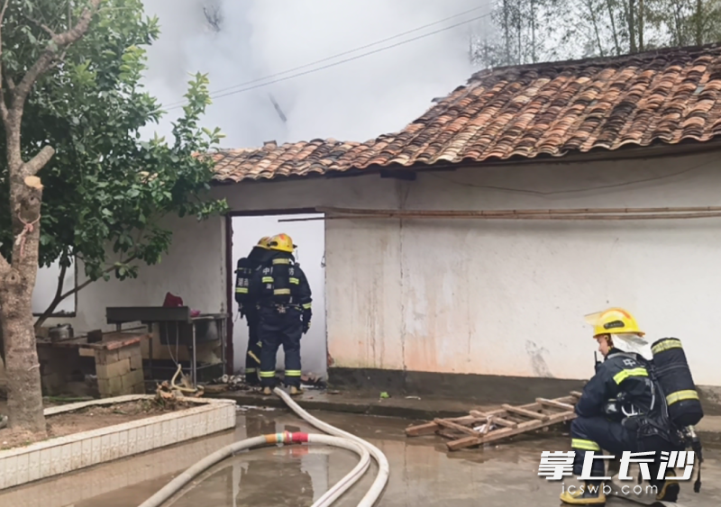 消防员清理余火。长沙晚报通讯员 连鲲鹏 摄