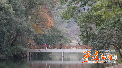 宁远：冬日五里沟 五彩斑斓醉游人1_副本500.jpg