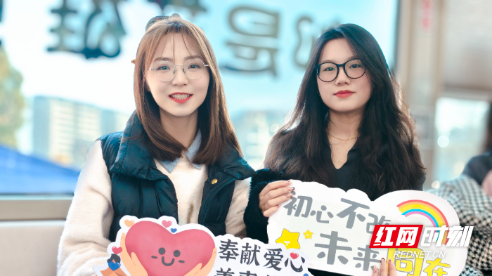 陈丽莉(左).jpg 陈丽莉(左).jpg