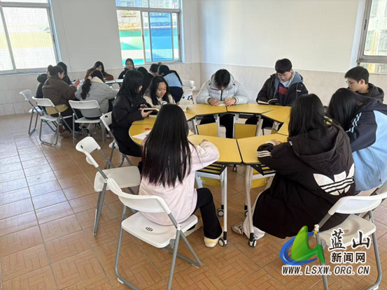 蓝山县第一中学心理社团举行读书会.png