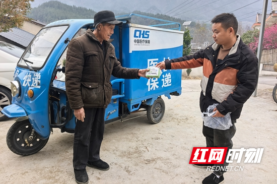 “流动诊室”+“医保快递”， 他们把健康与温暖送进大山深处。.jpg
