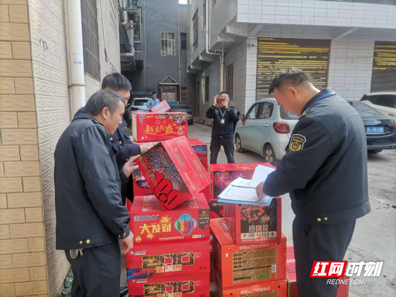 执法人员查扣非法储存烟花爆竹_20260115151040_409.jpg