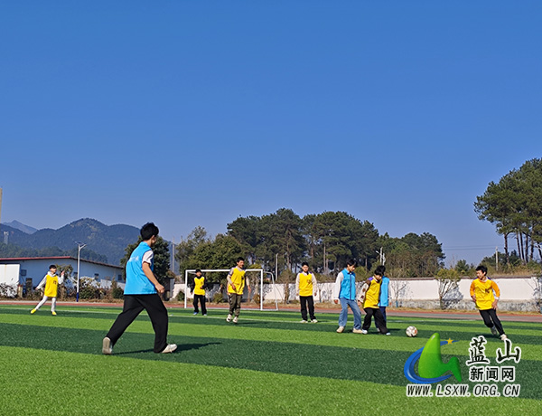 总市学校：绿茵展风采 少年“永冲锋”.jpg